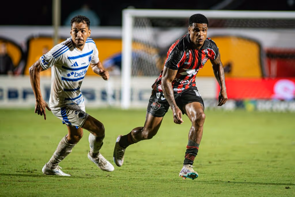 Jogador do Vitória tem fratura confirmada após dura entrada de meia do Cruzeiro