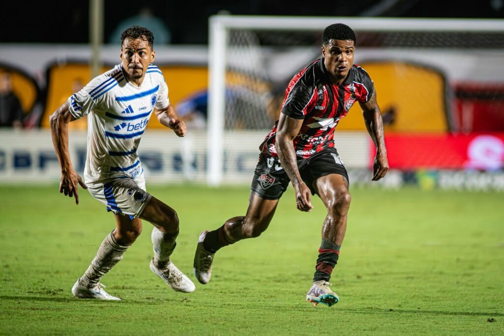 Jogador do Vitória tem fratura confirmada após dura entrada de meia do Cruzeiro
