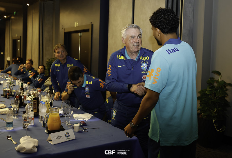 Jogadores da Seleção se apresentam para jogo de estreia de Ancelotti