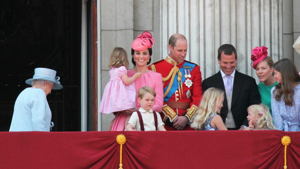 Kate Middleton faz linda homenagem a Diana e Elizabeth II durante desfile real