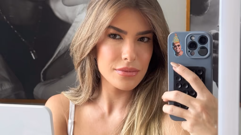 Lore Improta mostra detalhes do preenchimento labial