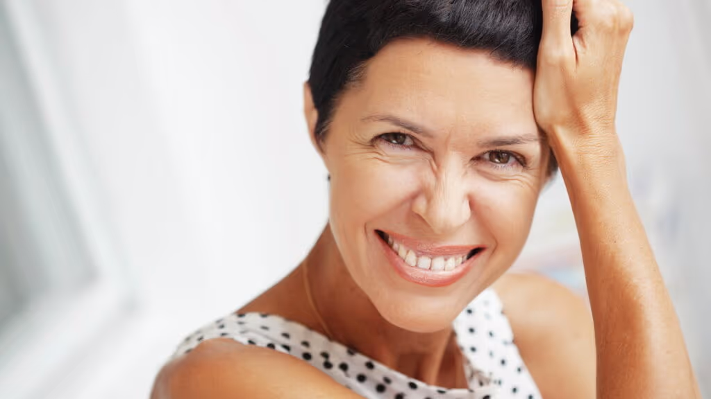 Coisas que toda mulher deve parar de fazer depois dos 50, segundo a psicologia