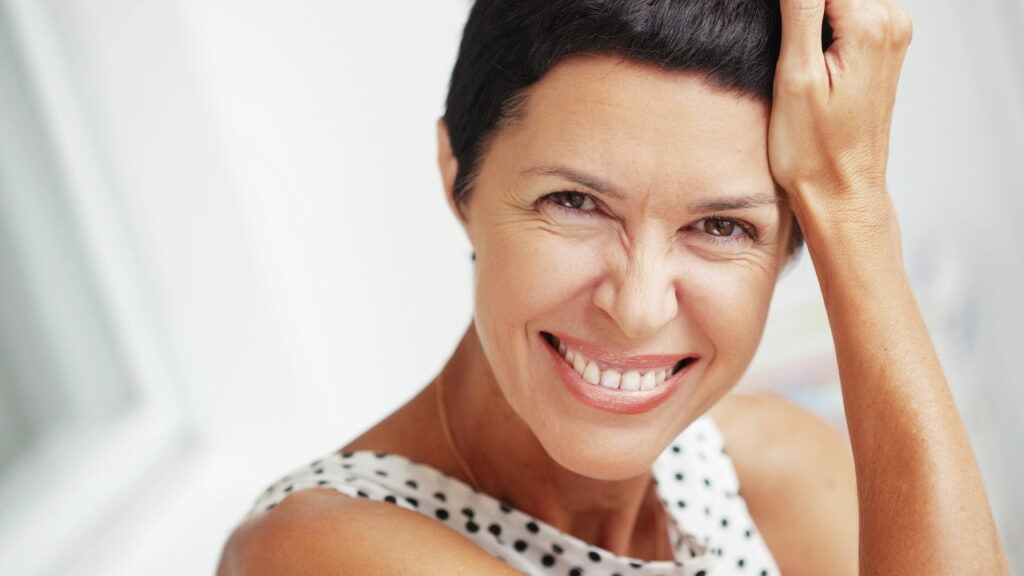 Coisas que toda mulher deve parar de fazer depois dos 50, segundo a psicologia