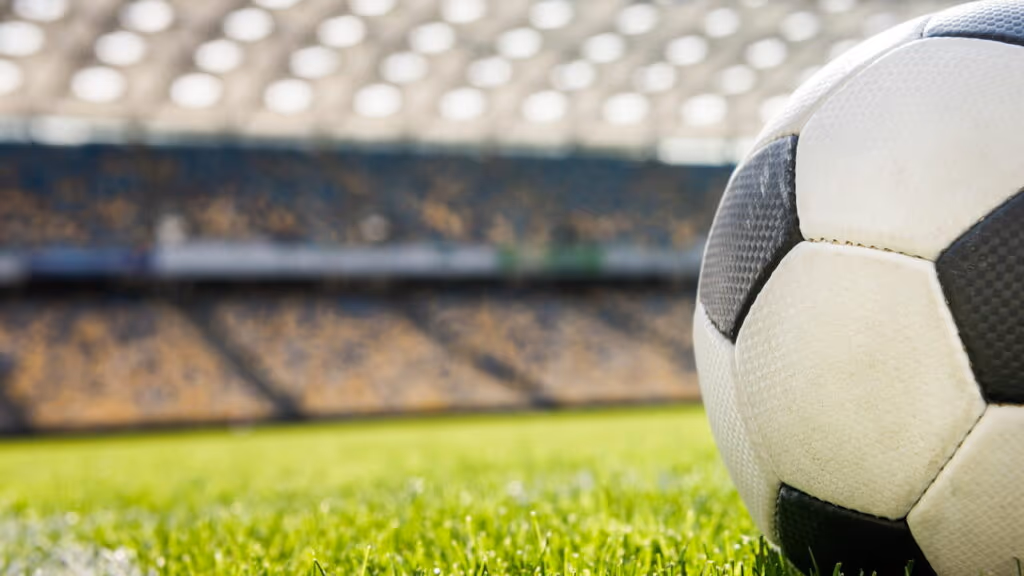 Mãe de jogador de futebol acusada de chefiar esquema fraudulento milionário acaba na cadeia