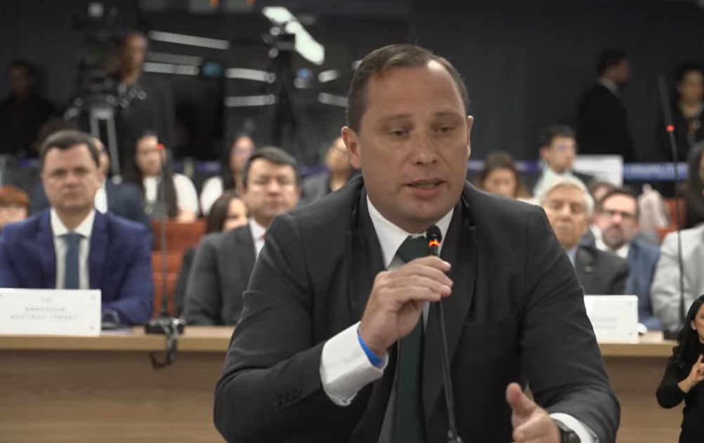 Crusoé: Mauro Cid diz que Freire Gomes reclamou da conduta da Marinha