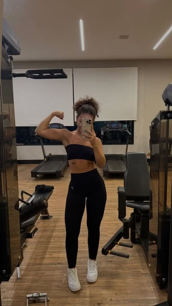 Mel Maia leva a web a loucura com foto de barriga tanguinho
