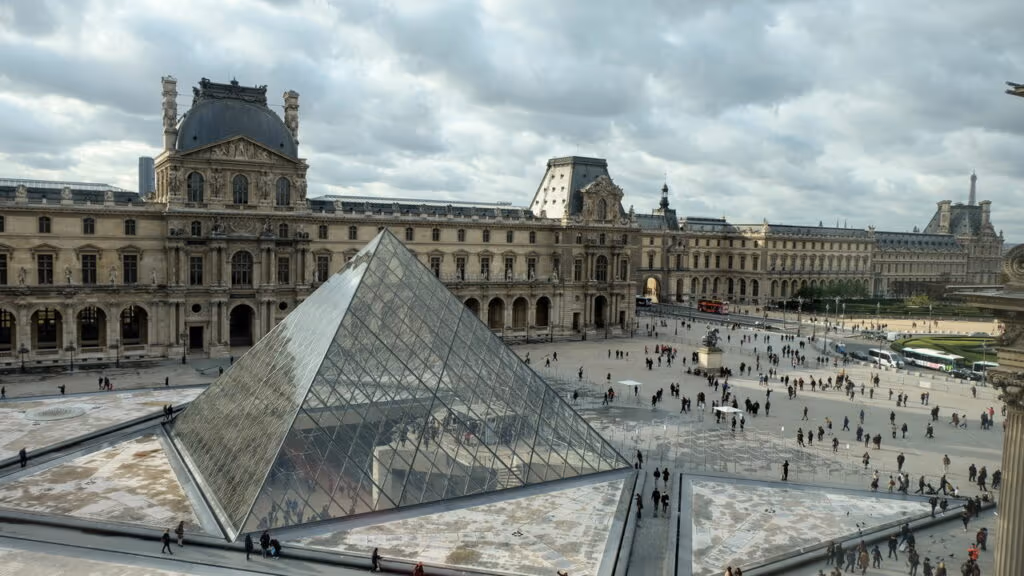 Museu do Louvre é fechado após assalto