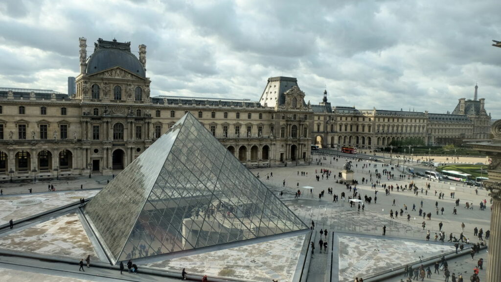 Museu do Louvre fecha as portas para fazer alertar global