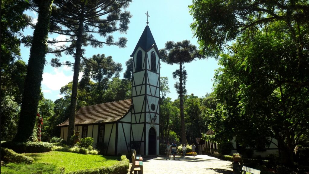 Essa cidade fica a poucos quilômetros de Gramado e é dez vezes mais tranquila