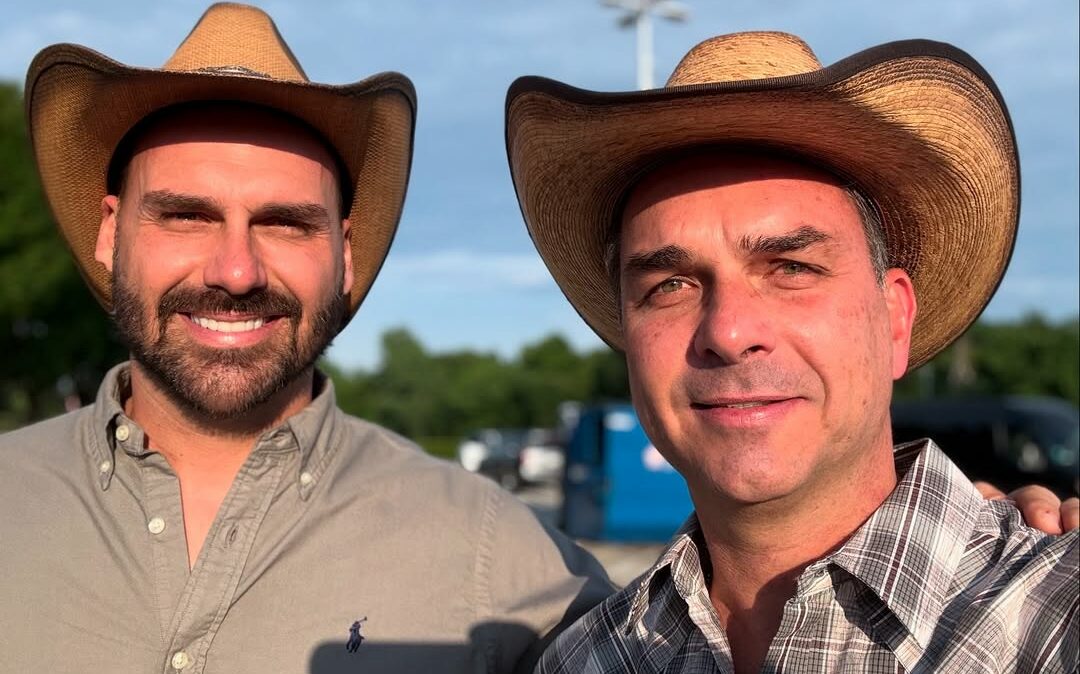 Eduardo traduz o candidato Flavio para o inglês