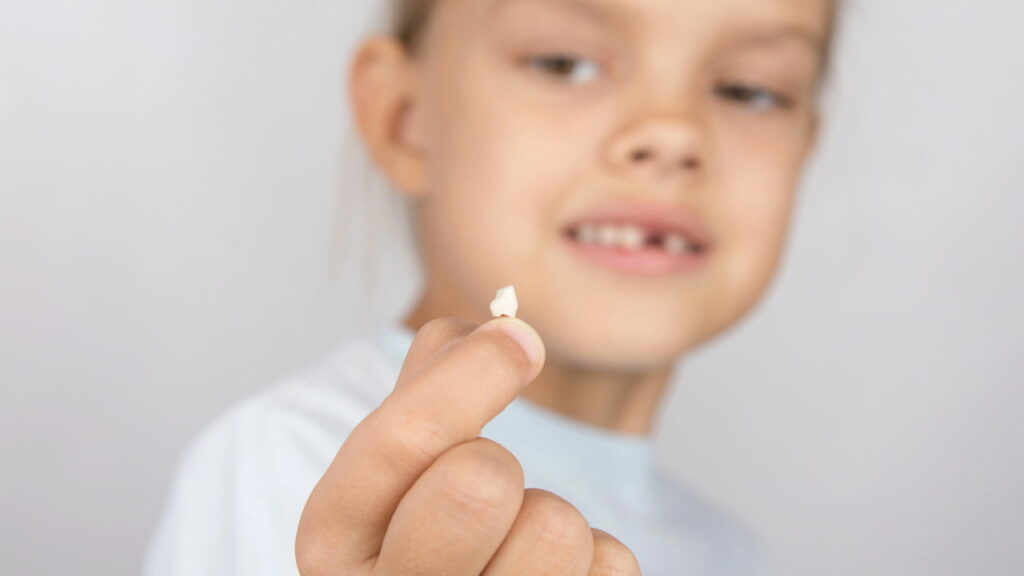 O que significa sonhar com o dente caindo
