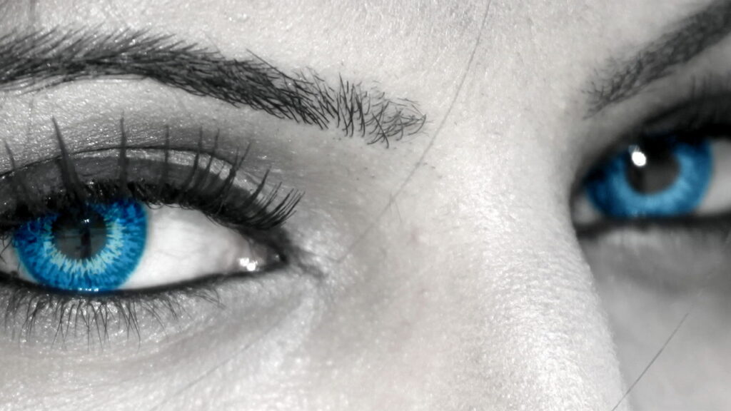 Olhos azuis não existem e são visto como mesmo fenômeno do céu azul, diz especialista