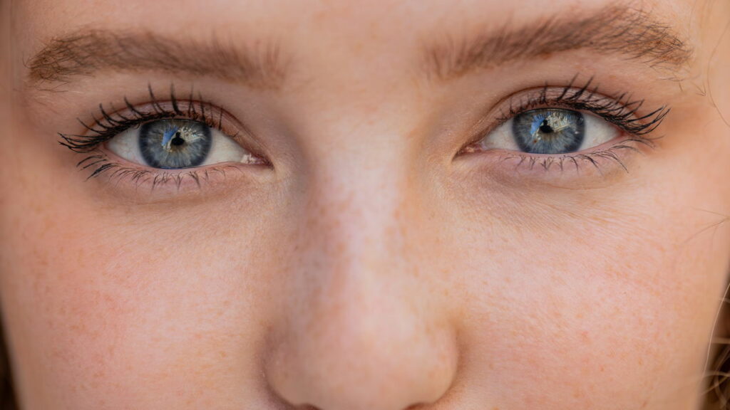 Olhos azuis não existem e são visto como mesmo fenômeno do céu azul, diz especialista