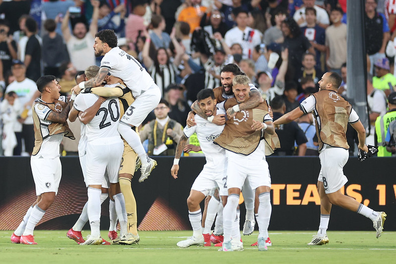Pau quebrou! Veja a briga entre torcedores de Botafogo e PSG