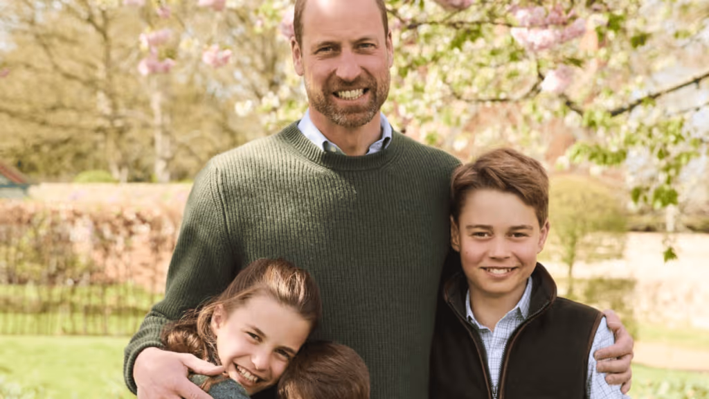 Príncipe William posta foto inédita com os filhos, veja registro