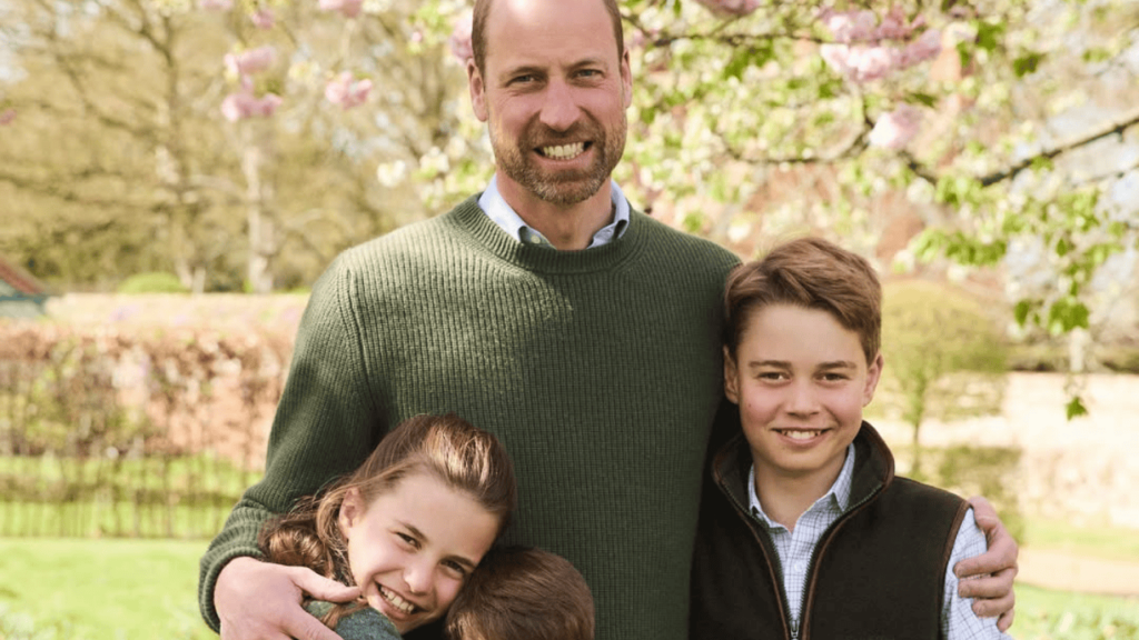 Príncipe William posta foto inédita com os filhos, veja registro