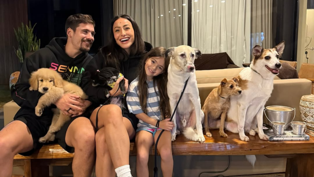 Família de Sabrina Sato e Nicolas Prattes aumenta com novo integrante