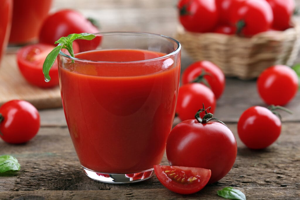 9 sucos detox para ajudar a combater a gordura abdominal