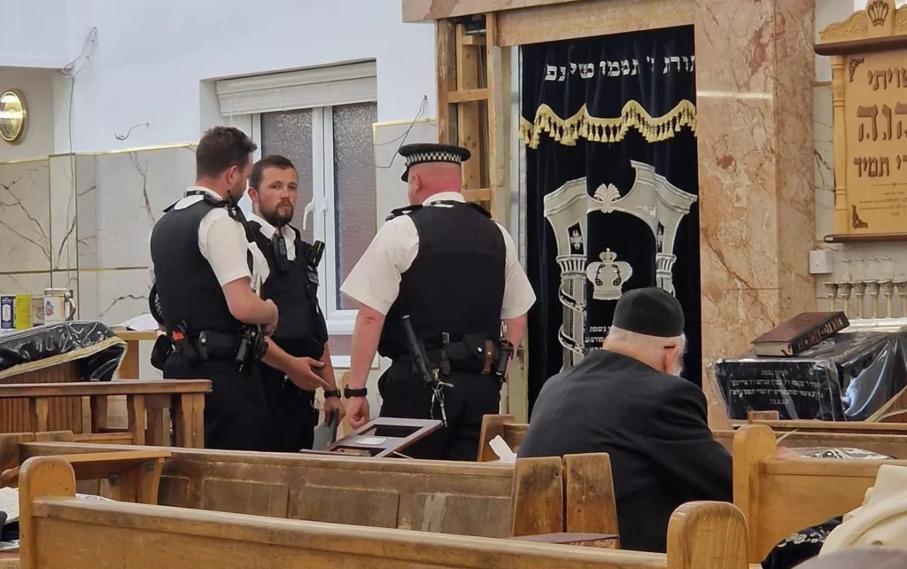 Sinagoga é vandalizada em Londres; rolos sagrados da Torá são profanados