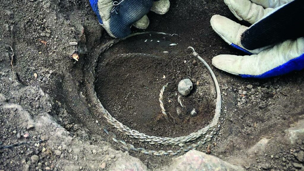 Tesouros de prata da era Viking encontrados em fazenda na Suécia