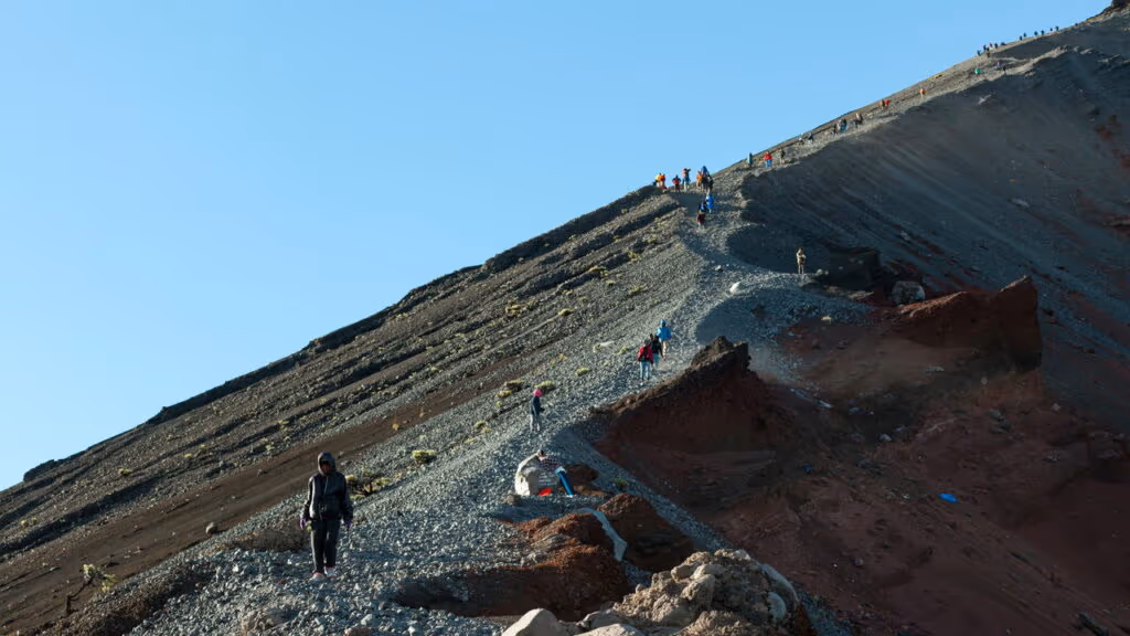 Turista cai no monte Rinjane, onde Juliana Marins morreu, mas é resgatado