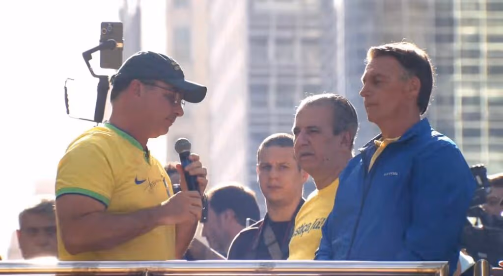 “Não vamos aceitar!”, diz Flávio Bolsonaro na Paulista sobre sentença contra o pai
