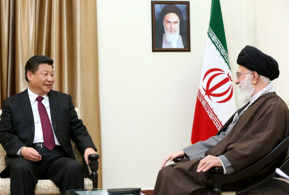 China condena ataques de Israel ao Irã e se oferece para mediar conflito