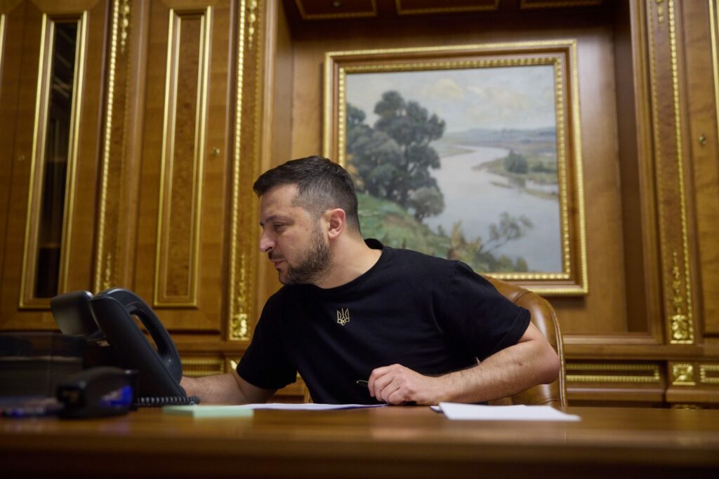 Crusoé: Zelensky exalta operação contra bases russas: “Somos forçados a isso”