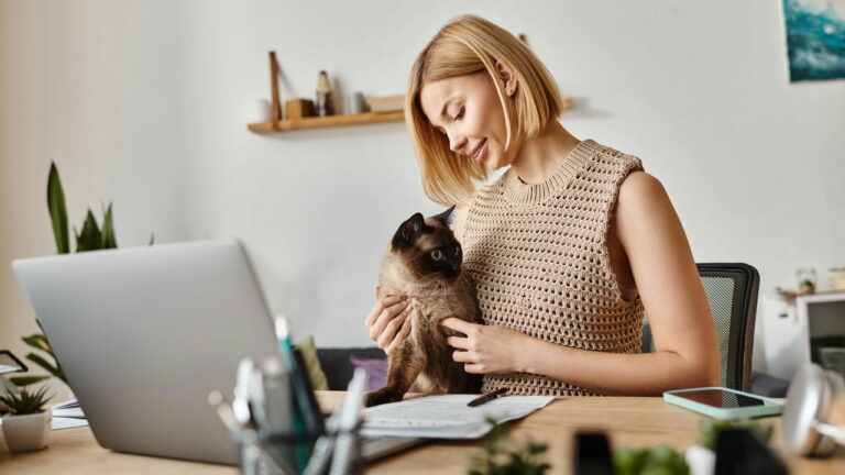 O que significa que alguém sempre acaricia gatos, segundo a psicologia?