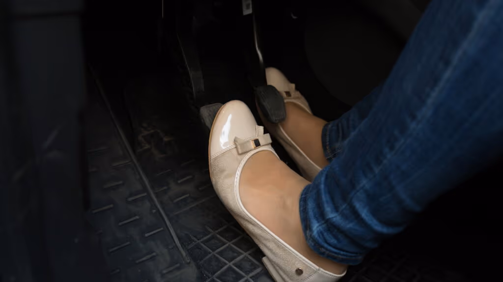 O que diz a lei sobre dirigir com calçados inadequados além do chinelo