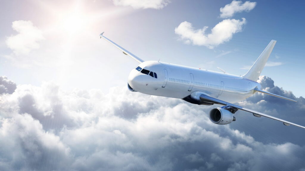 Avião com cerca 240 pessoas cai e tragédia comove o mundo