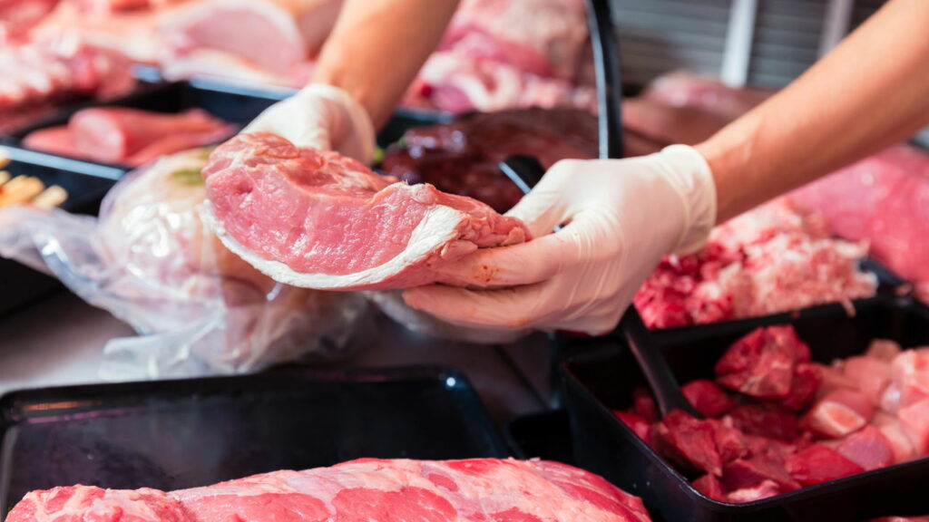 Açougue em Niterói é fechado após flagrante de alimentos sem validade e refrigeração