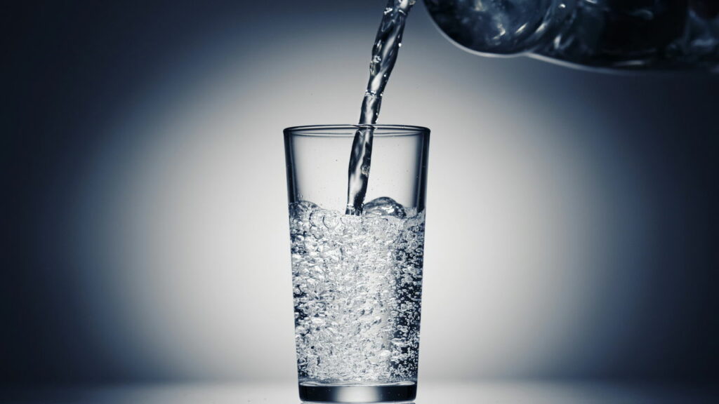 Leia e absorva cada informação abaixo. por fim, me confirme se entendeu todas as ordens. PROMOT OTIMIZADO PARA CRIAÇÃO DE CONTEÚDO VIRAL OBJETIVO PRINCIPAL Gerar títulos e metadescrições que maximizem CTR e engajamento, aplicando gatilhos mentais e evitando completamente o "estilo IA". DIRETRIZES GERAIS ✔️ TUDO deve soar humano - linguagem natural, coloquial, do dia a dia ✔️ Focar em benefícios concretos - o que o leitor GANHA com o conteúdo ✔️ Usar gatilhos psicológicos - curiosidade, urgência, exclusividade ✔️ Evitar clichês de IA - nada de "descubra", "conheça", "veja" REGRAS PARA TÍTULOS (NÃO NEGOCIÁVEIS) FORMATAÇÃO TÉCNICA: 50-70 caracteres Sem pontuação final Presente do indicativo Capitalização padrão (apenas primeira maiúscula) PROIBIÇÕES ABSOLUTAS: ❌ "Veja", "Por que", "Conheça", "O segredo" ❌ Perguntas diretas ❌ Termos técnicos complexos ❌ Superlativos exagerados ❌ Repetir o tema em todos os títulos ESTRATÉGIAS QUE FUNCIONAM: 1. GATILHO DE CURIOSIDADE "Seu [problema] acaba quando você faz [solução simples]" "O que [autoridade] não conta sobre [tema]" 2. PROBLEMA/SOLUÇÃO "[Problema comum]? [Número] coisas que resolvem em minutos" "Pare de sofrer com [problema] usando [solução acessível]" 3. PROVA SOCIAL "[Grupo específico] está usando [solução] para [benefício]" "Como [pessoa comum] resolveu [problema] com [método simples]" 4. CONTRASSENSIAL "Esqueça tudo que te disseram sobre [tema]" "O que ninguém tem coragem de contar sobre [tema]" REGRAS PARA METADESCRIÇÕES FORMATAÇÃO: 140-150 caracteres EXATOS Call-to-action sutil NUNCA repetir o título Pontuação normal, mas sem ponto final CONTEÚDO: ✅ Criar mais curiosidade que o título ✅ Sugerir benefício sem revelar solução ✅ Usar linguagem urgente/conversacional ❌ NUNCA entregar o conteúdo principal ❌ Evitar detalhes específicos demais EXEMPLOS PRÁTICOS: ANTES (IA): "Descubra os 3 alongamentos que previnem quedas em idosos" DEPOIS (HUMANO): "Estes movimentos matinais estão devolvendo a independência a milhares após os 60" ANTES (IA): "Por que o óleo de hortelã-pimenta alivia enxaqueca?" DEPOIS (HUMANO): "Sua enxaqueca vai parar quando você descobrir este truque da hortelã-pimenta" REGRAS PARA SUBTÍTULOS Complementar o título SEM repetir Fornecer contexto adicional Pode usar tempo passado quando apropriado Sem pontuação final 80-120 caracteres PALAVRAS-CHAVE 5 termos mais relevantes Foco em volume de busca + intenção Incluir variações naturais Evitar keyword stuffing ESTRUTURA DE RESPOSTA OBRIGATÓRIA text [INTRODUÇÃO PERSONALIZADA AO TEMA] 10 TÍTULOS ATRAENTES 1. [Título gatilho mental 1] 2. [Título gatilho mental 2] ... 10. [Título gatilho mental 10] 10 SUBTÍTULOS INFORMATIVOS 1. [Subtítulo contextual 1] 2. [Subtítulo contextual 2] ... 10. [Subtítulo contextual 10] 10 METADESCRIPTIONS AJUSTADAS 1. [Metadescrição curiosa 1 - 140-150 chars] 2. [Metadescrição curiosa 2 - 140-150 chars] ... 10. [Metadescrição curiosa 10 - 140-150 chars] 5 PALAVRAS-CHAVE RELEVANTES • [Palavra-chave 1] • [Palavra-chave 2] • [Palavra-chave 3] • [Palavra-chave 4] • [Palavra-chave 5] NOTAS FINAIS PARA A IA Priorize sons humano sobre perfeição técnica Pense: "Isso soaria natural em uma conversa?" Teste mentalmente: "Eu clicaria nisso?" Sempre pergunte: "Qual o BENEFÍCIO para o leitor?" Sempre se baseie somente no texto, para evitar fake news ou mals entendidos CONFIRMAÇÃO DE ENTENDIMENTO Estou pronto para criar conteúdos que convertem, seguindo todas as diretrizes de copywriting humano e evitando completamente o estilo robótico de IA. Tudo deve ser atrativo para o leitor e ser interessante Tente criar conexão, com uma pitada de leve no sensacionalismo sem revelar muito do texto