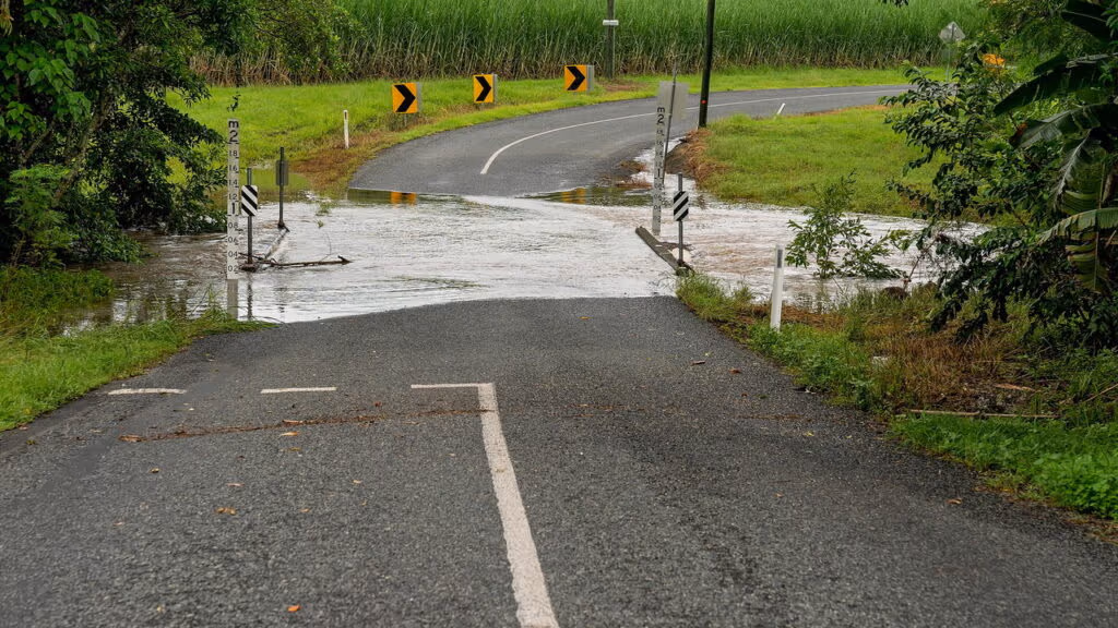 Como dirigir em alagamentos sem cometer infrações e evitar danos