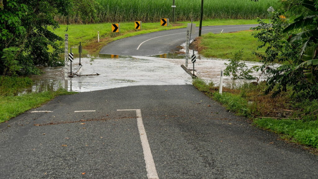 Como dirigir em alagamentos sem cometer infrações e evitar danos