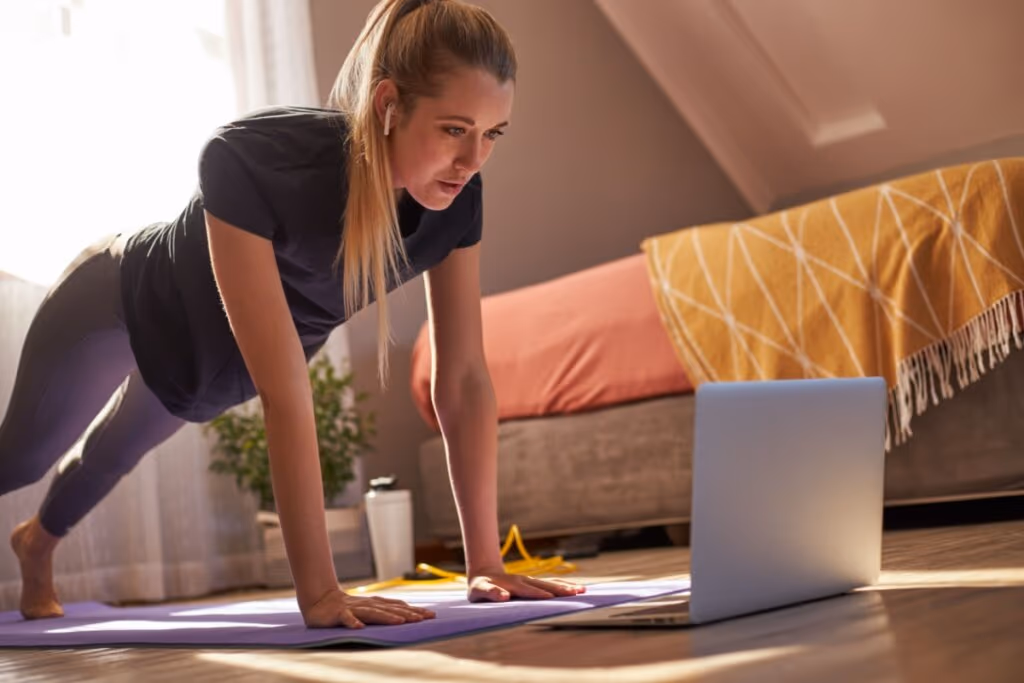 6 dicas para praticar exercícios físicos nas férias sem sair de casa
