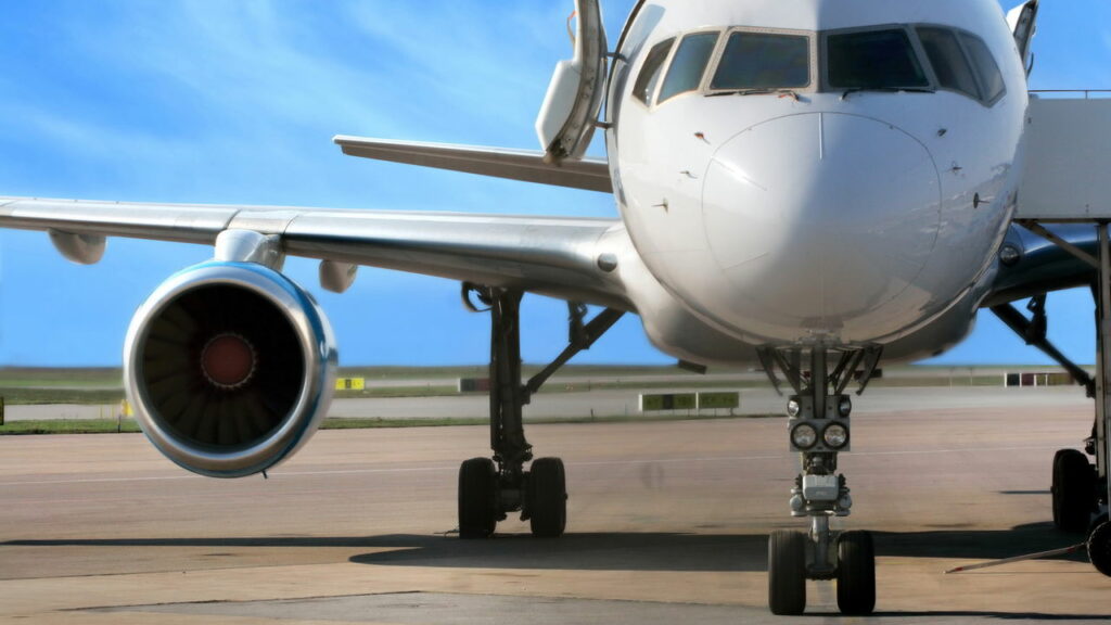 O que acontece se alguém abrir uma porta do avião em pleno voo?