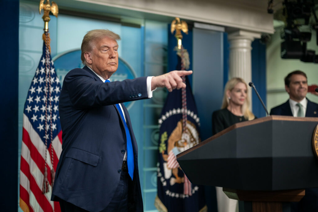 Brics vai acabar rapidamente se ameaçar dólar, diz Trump