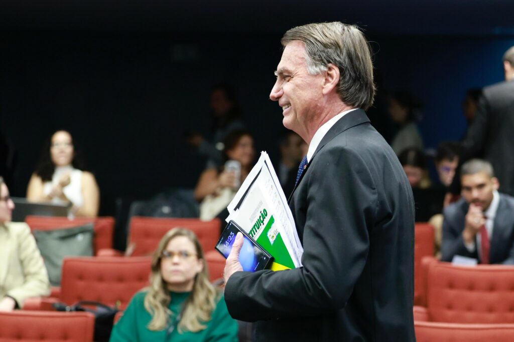 Petistas querem convocar Bolsonaro na CPMI do INSS