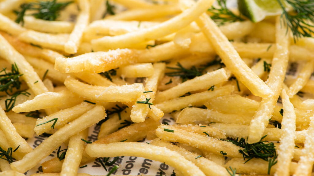 Mito ou verdade? Batata frita bomba nas redes como remédio para enxaqueca