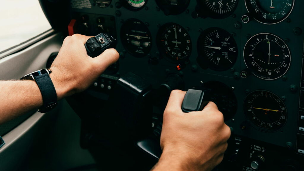 Por que as luzes da cabine do avião são desligadas durante pousos e decolagens?