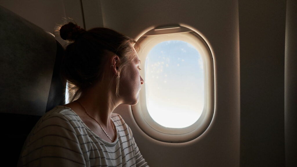 Por que as luzes da cabine do avião são desligadas durante pousos e decolagens?