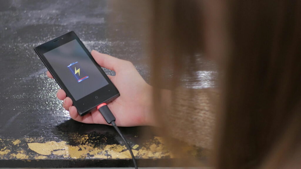 Nunca mais carregue o celular desse jeito