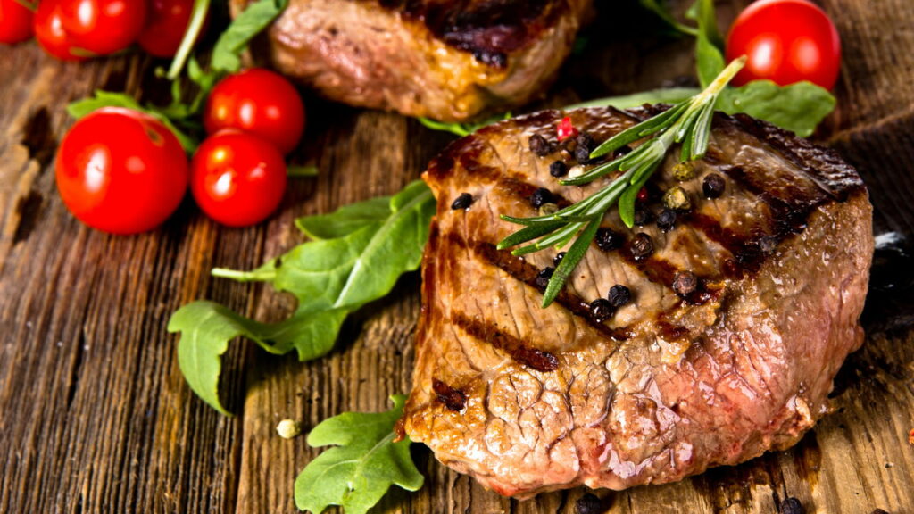 Truques para fazer carne suculenta mesmo usando cortes baratos no churrasco