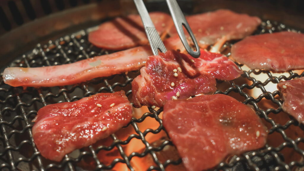 Como manter a carne marinada fresca durante o preparo ao ar livre
