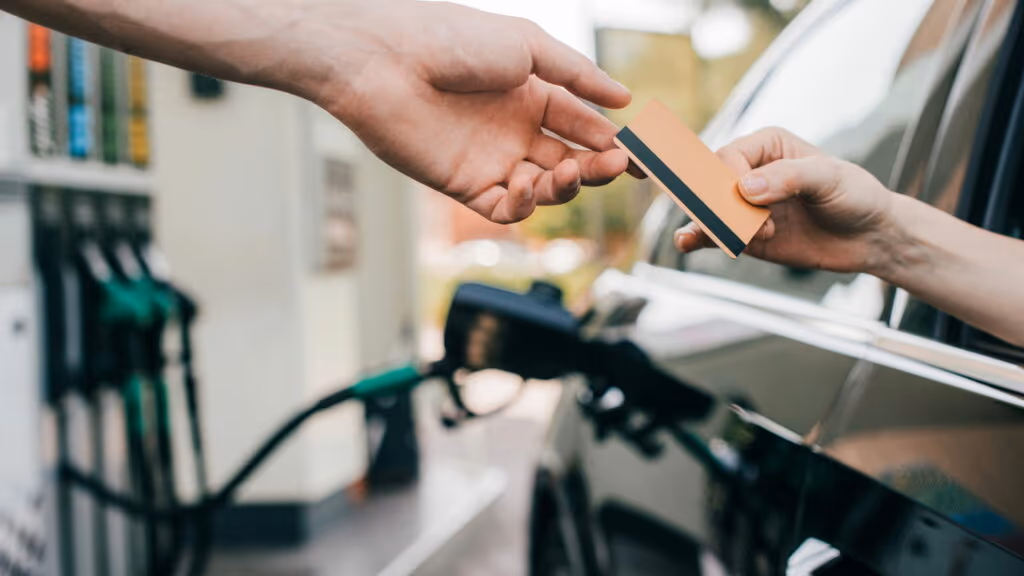 O que diz a lei sobre deixar o motor ligado ao abastecer o veículo