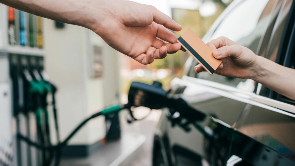 O que diz a lei sobre deixar o motor ligado ao abastecer o veículo