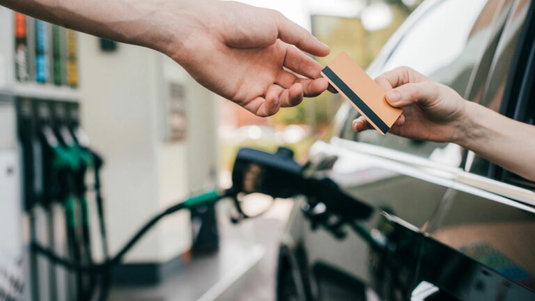 O que diz a lei sobre deixar o motor ligado ao abastecer o veículo