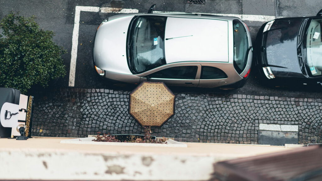 O que diz o CTB sobre estacionar com o carro parcialmente sobre a calçada