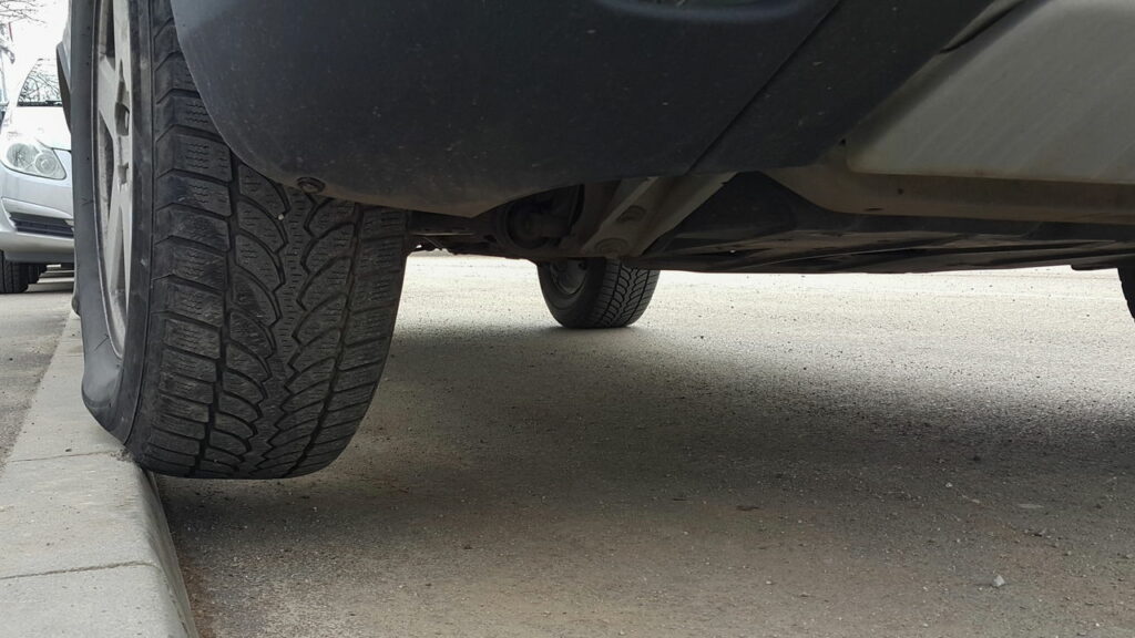 O que diz a lei sobre estacionar com a roda em cima da calçada — e quando é permitido